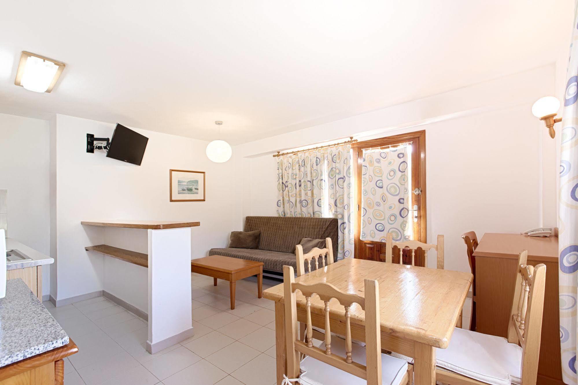 Apartamentos Colomar Santa Eularia des Riu Exterior photo